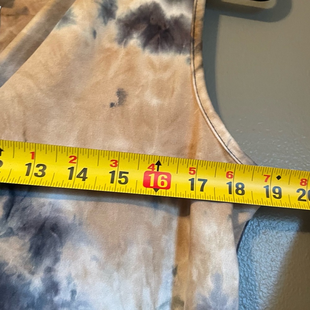 NWOT 24/7 Comfort Apparel Sz Large Womens Tan Blue Tie Dye Sleeveless V-neck Top - Picture 6 of 8